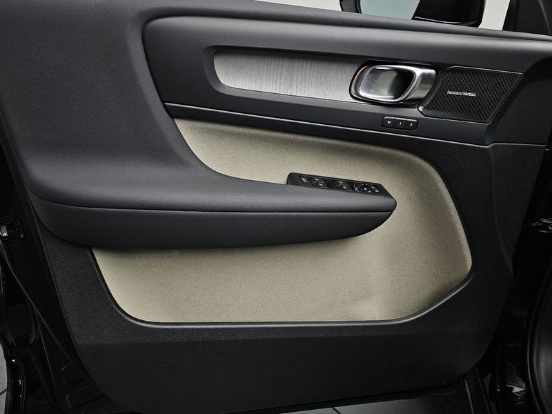 2025 Volvo XC40 B4 Ultra Bright photo 24
