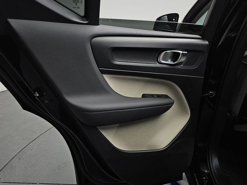 2025 Volvo XC40 B4 Ultra Bright photo 25