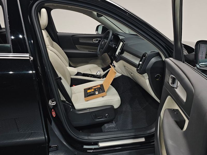 2025 Volvo XC40 B4 Ultra Bright photo 26