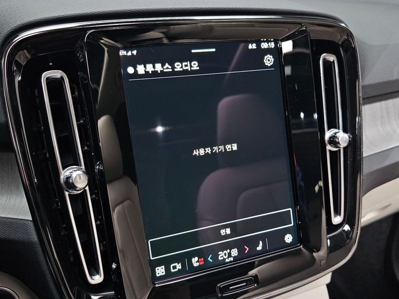 2025 Volvo XC40 B4 Ultra Bright photo 28