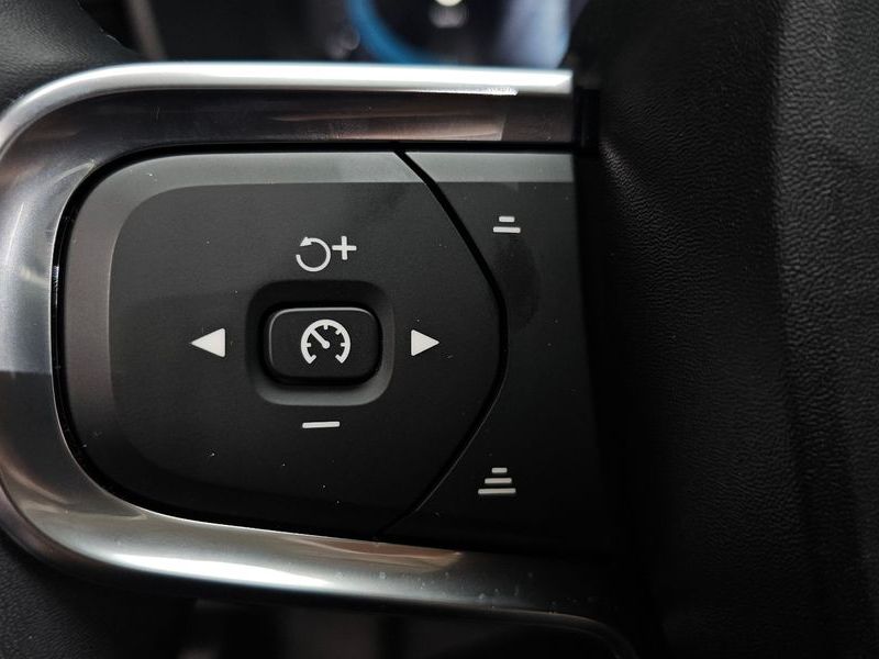 2025 Volvo XC40 B4 Ultra Bright photo 29