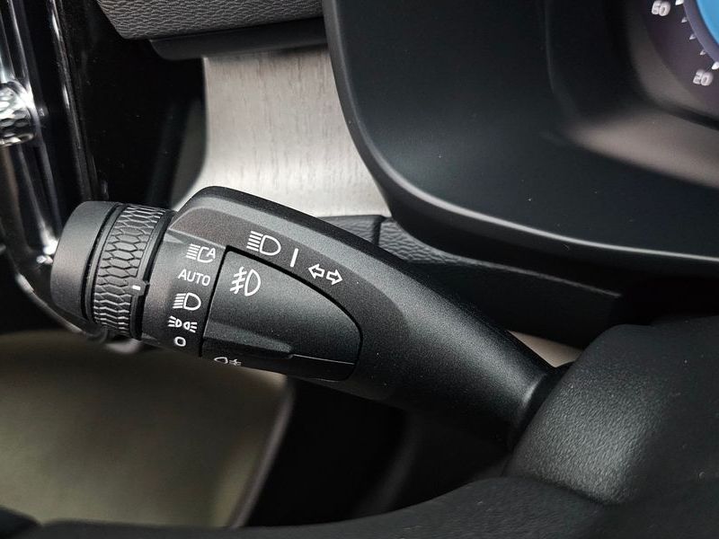 2025 Volvo XC40 B4 Ultra Bright photo 30