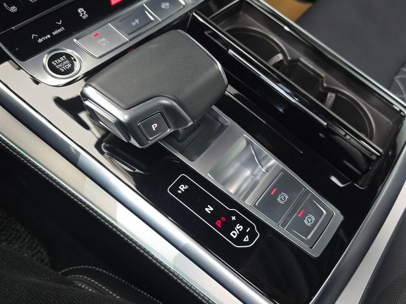 2023 Audi Q8 55 TFSI Quattro Premium photo 9