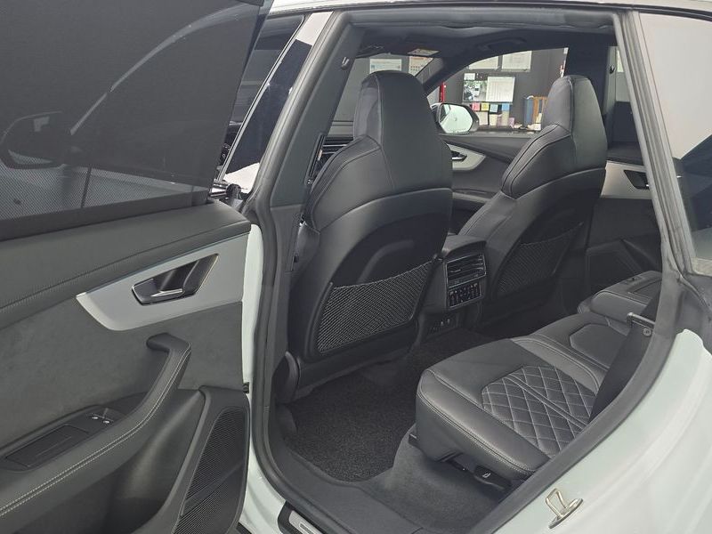 2023 Audi Q8 55 TFSI Quattro Premium photo 11