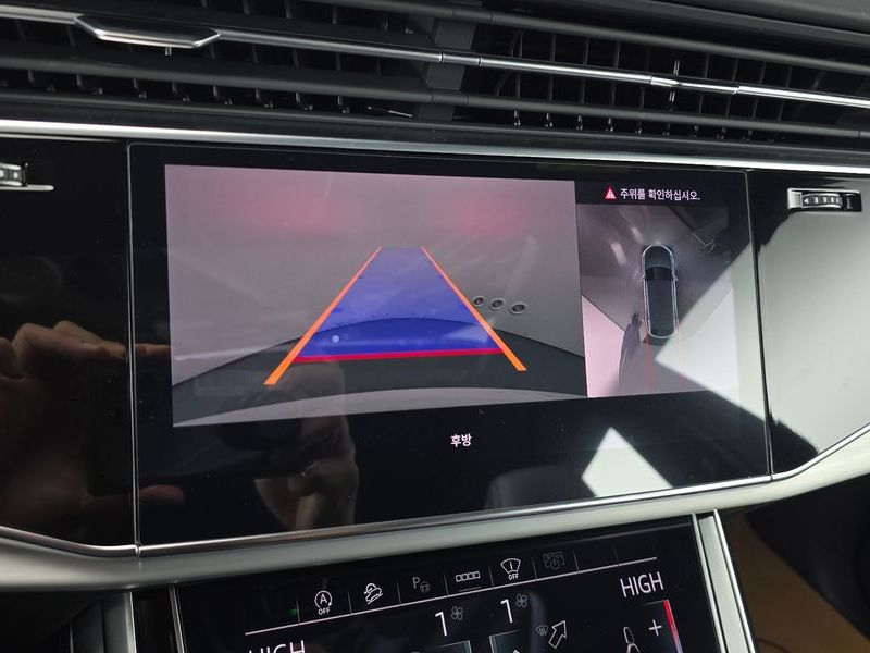 2023 Audi Q8 55 TFSI Quattro Premium photo 17