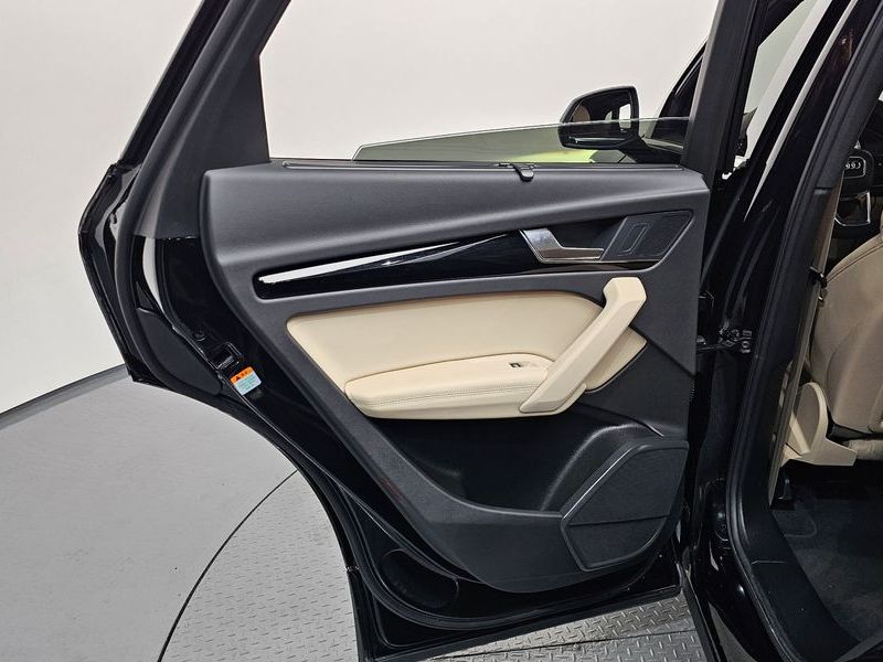 2022 Audi Q5 45 TFSI Quattro Premium photo 25