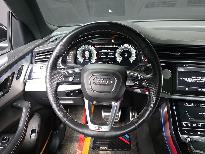 2022 Audi Q8 55 TFSI Quattro Premium photo 13
