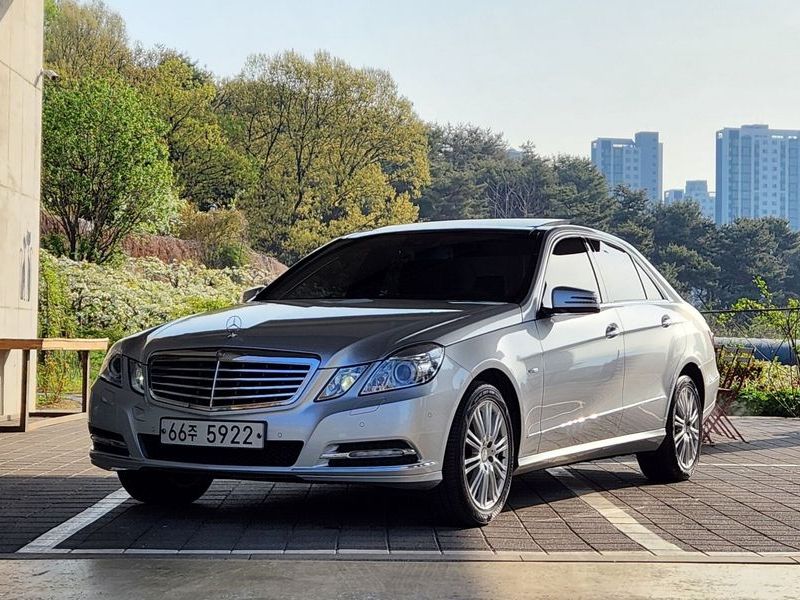 2012 Mercedes-Benz E-Class E300 Elegance photo 1