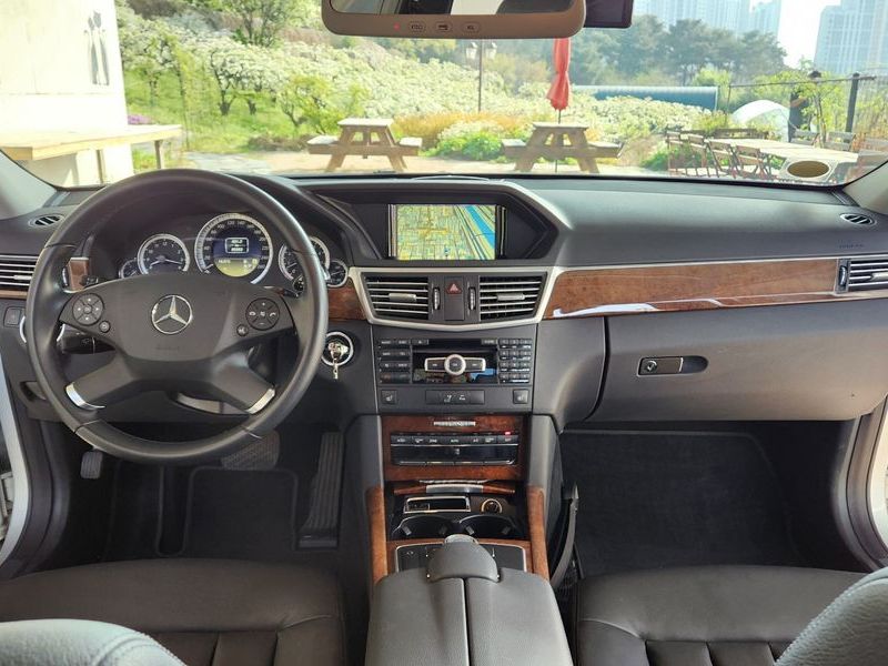 2012 Mercedes-Benz E-Class E300 Elegance photo 7