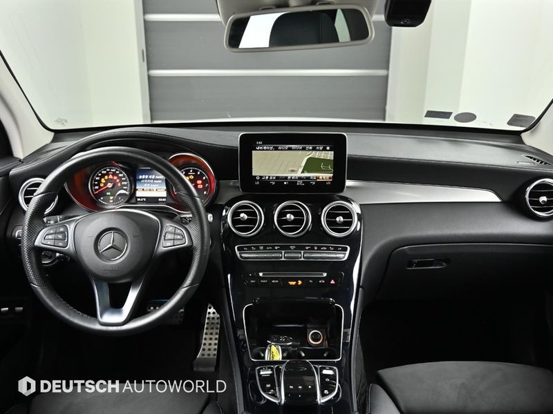 2018 Mercedes-Benz C-Class GLC350e 4MATIC AMG Line photo 7