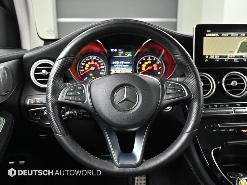 2018 Mercedes-Benz C-Class GLC350e 4MATIC AMG Line photo 13