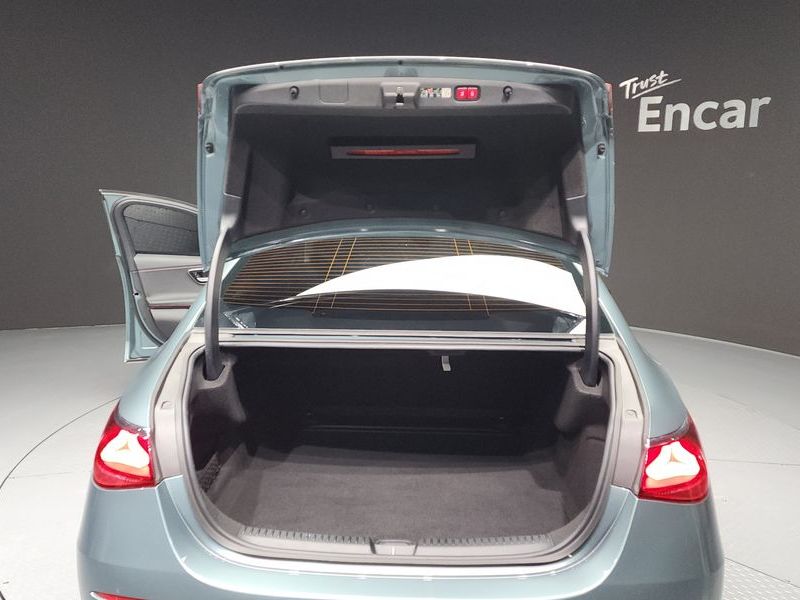 2024 Mercedes-Benz E-Class E200 Avantgarde photo 20