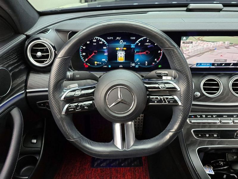 2021 Mercedes-Benz E-Class E220d 4MATIC AMG Line photo 14
