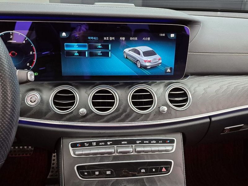 2021 Mercedes-Benz E-Class E220d 4MATIC AMG Line photo 16
