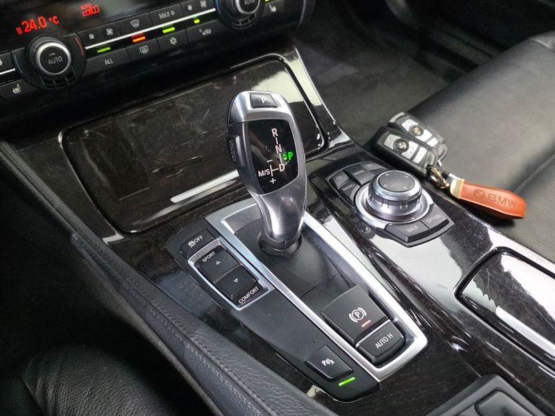 2012 BMW 5 Series 520d photo 9