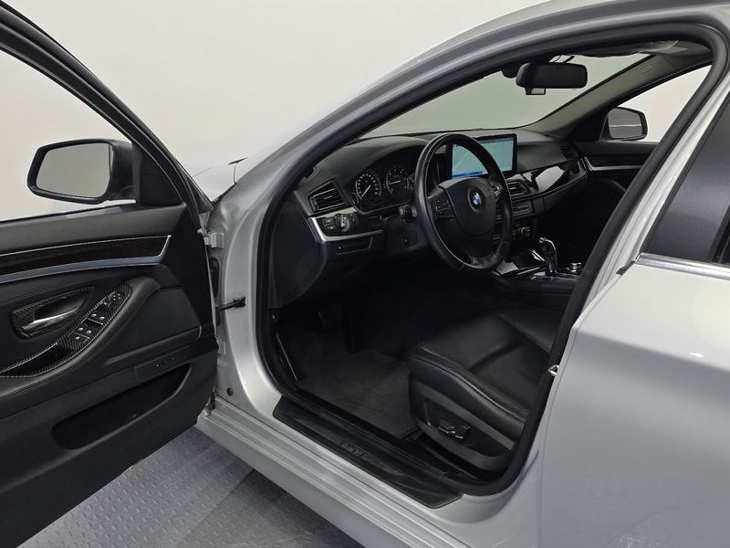 2012 BMW 5 Series 520d photo 10