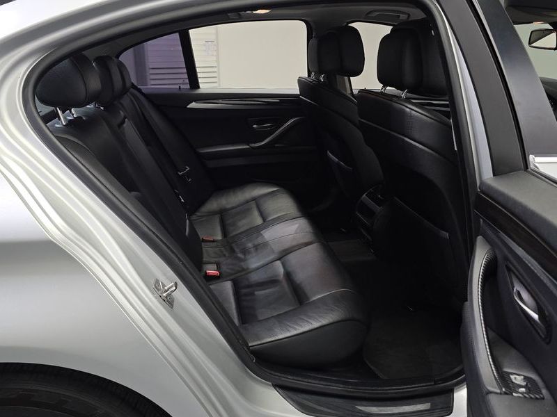 2012 BMW 5 Series 520d photo 11