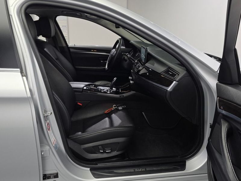 2012 BMW 5 Series 520d photo 12