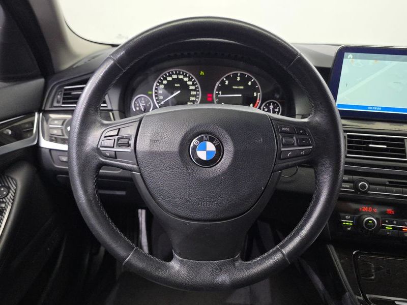 2012 BMW 5 Series 520d photo 15