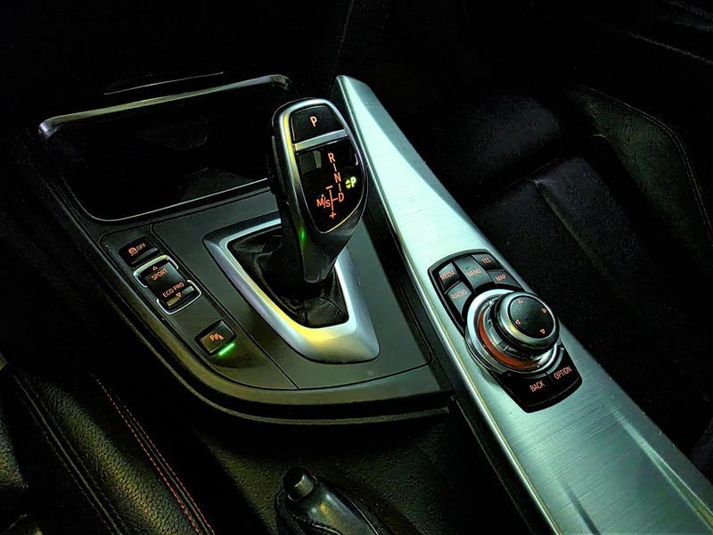 2012 BMW 3 Series 320d Sport photo 14