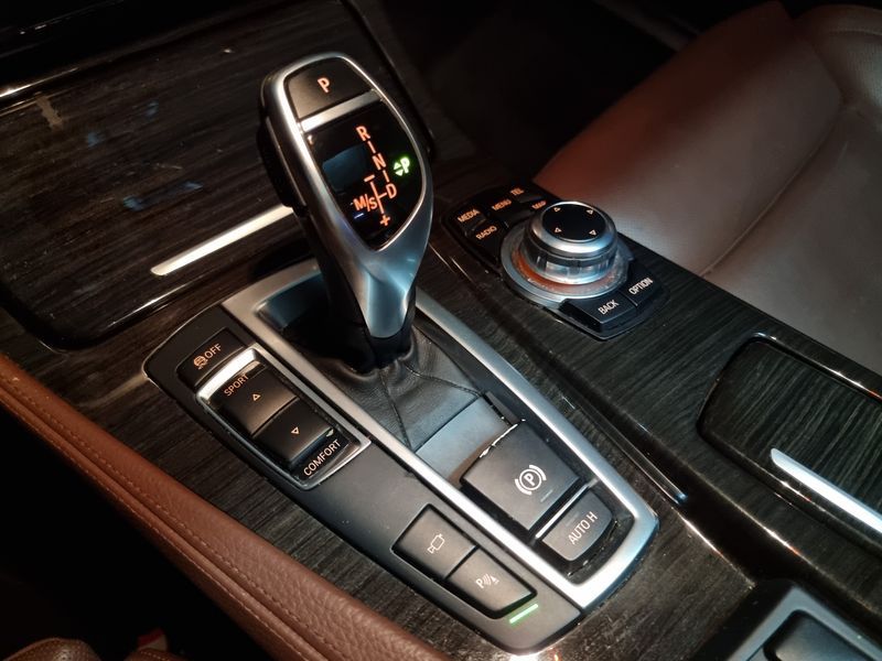 2013 BMW 5 Series 535i photo 9