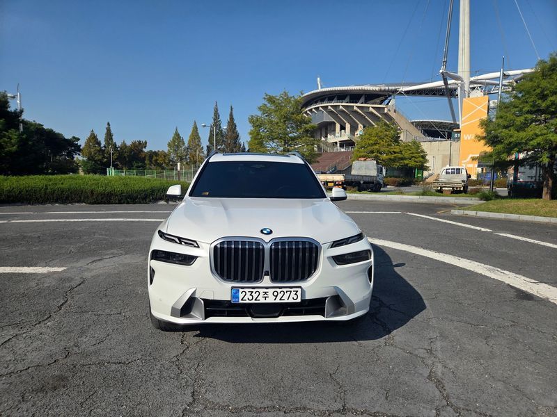 2025 BMW X7 xDrive 40i Design Pure Excellence 7-Seater photo 1