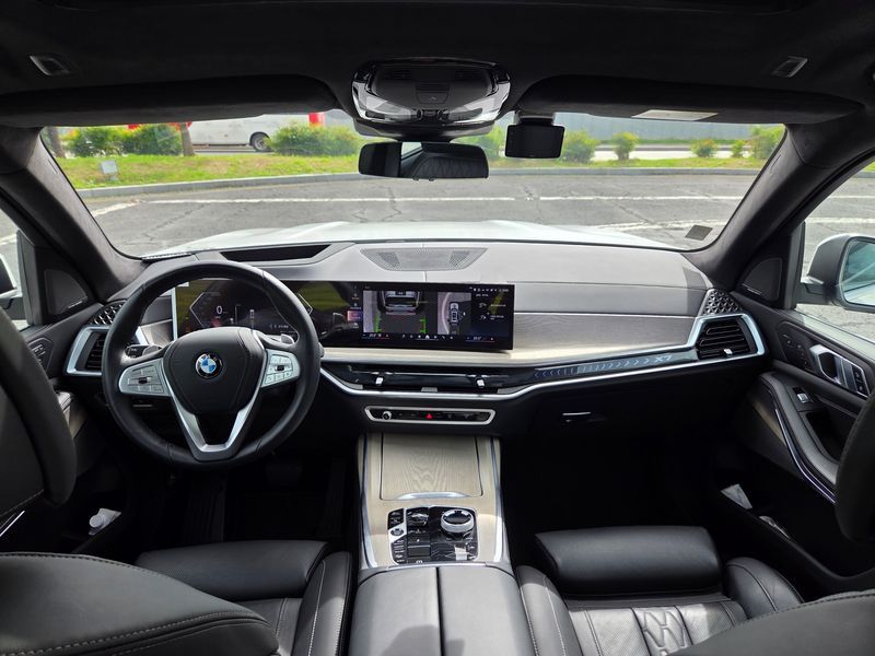 2025 BMW X7 xDrive 40i Design Pure Excellence 7-Seater photo 7