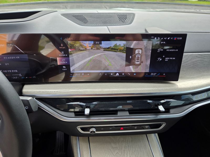 2025 BMW X7 xDrive 40i Design Pure Excellence 7-Seater photo 9