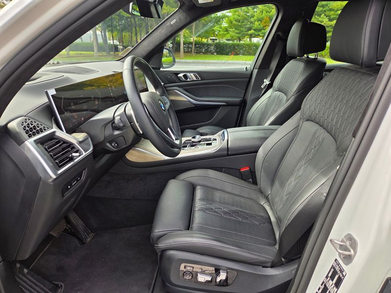 2025 BMW X7 xDrive 40i Design Pure Excellence 7-Seater photo 11