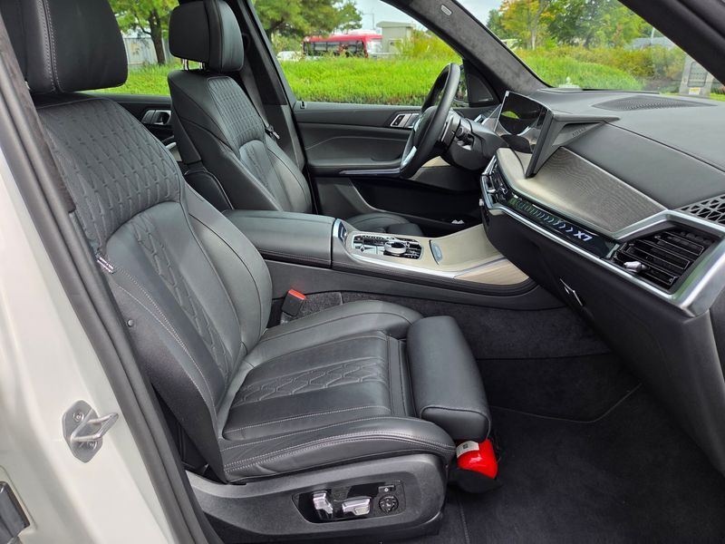 2025 BMW X7 xDrive 40i Design Pure Excellence 7-Seater photo 12