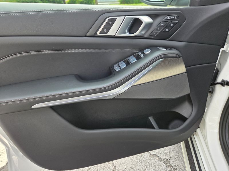 2025 BMW X7 xDrive 40i Design Pure Excellence 7-Seater photo 15