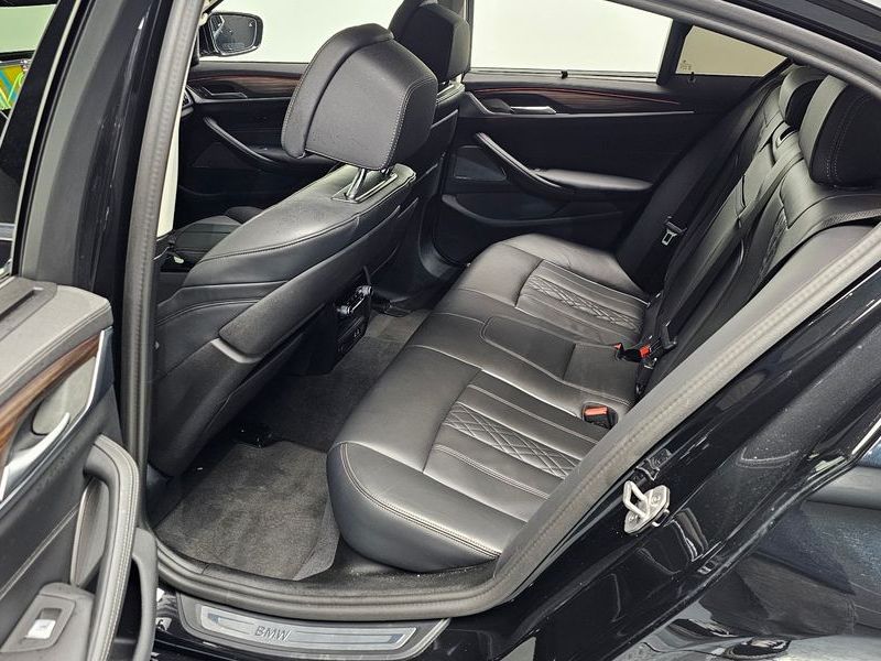 2023 BMW 5 Series 530i Luxury photo 12