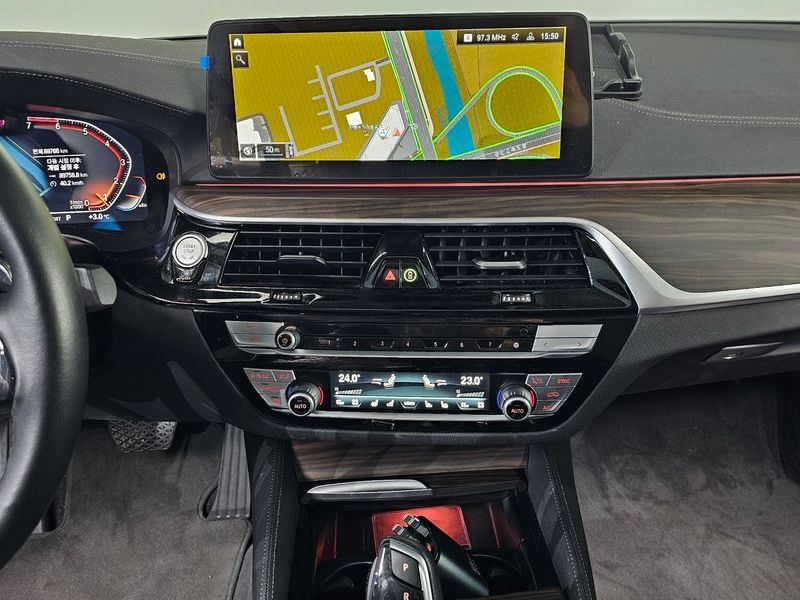 2023 BMW 5 Series 530i Luxury photo 15