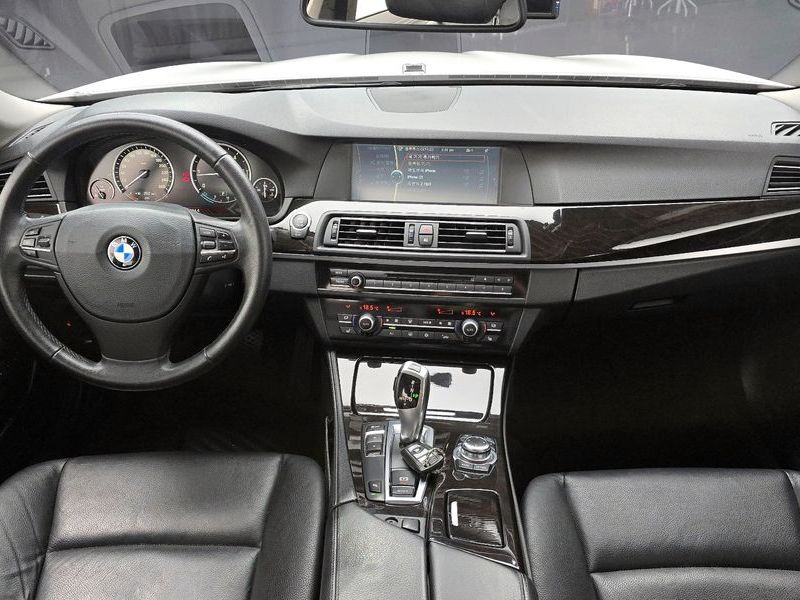 2012 BMW 5 Series 520d photo 7