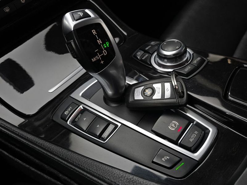 2012 BMW 5 Series 520d photo 9