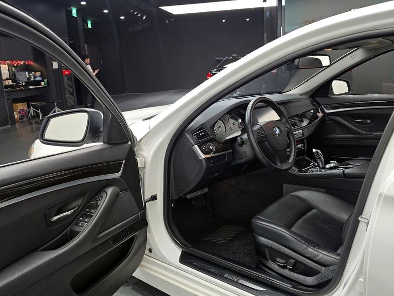 2012 BMW 5 Series 520d photo 10