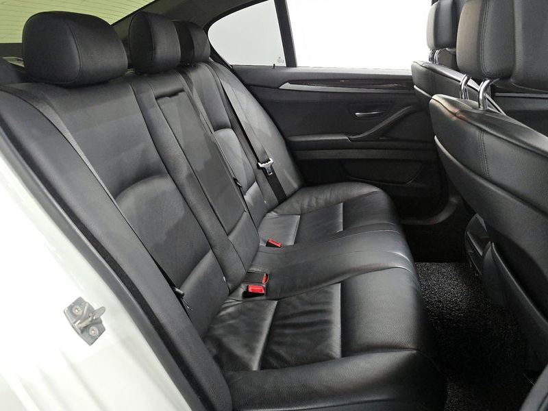 2012 BMW 5 Series 520d photo 11