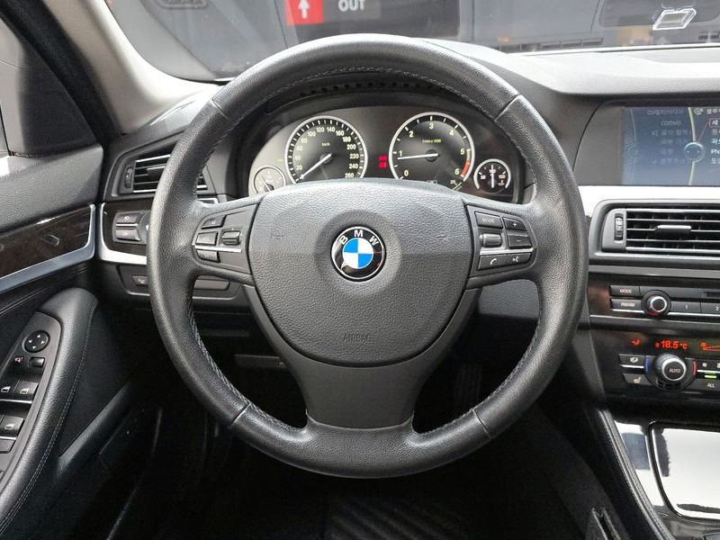 2012 BMW 5 Series 520d photo 13