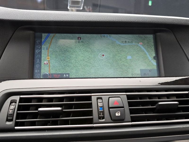 2012 BMW 5 Series 520d photo 16