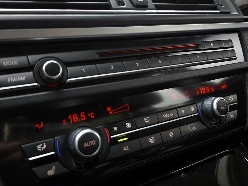 2012 BMW 5 Series 520d photo 18