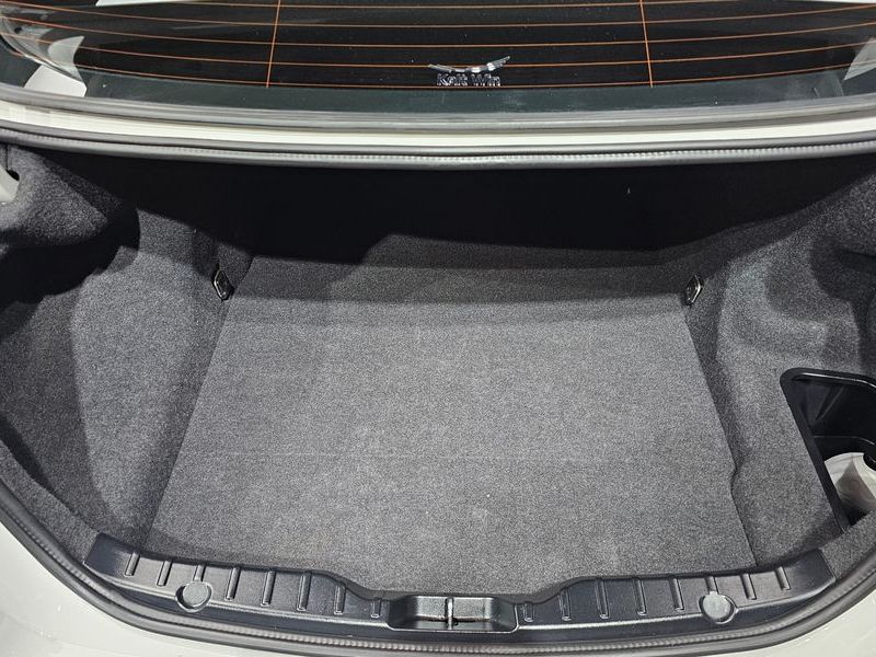2012 BMW 5 Series 520d photo 20