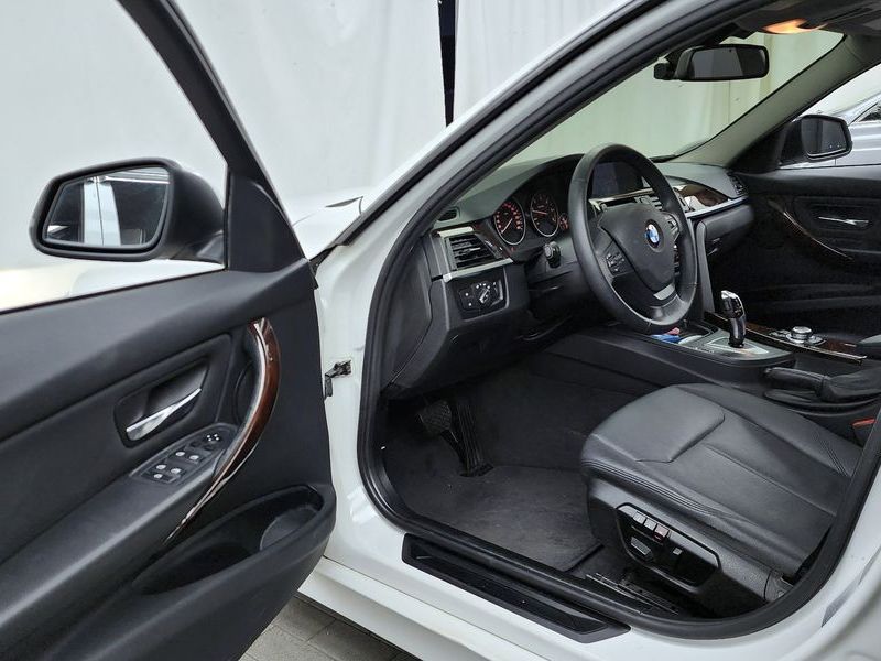2012 BMW 3 Series 320d photo 10