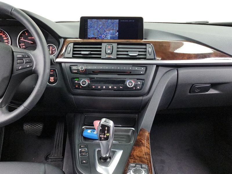 2012 BMW 3 Series 320d photo 14