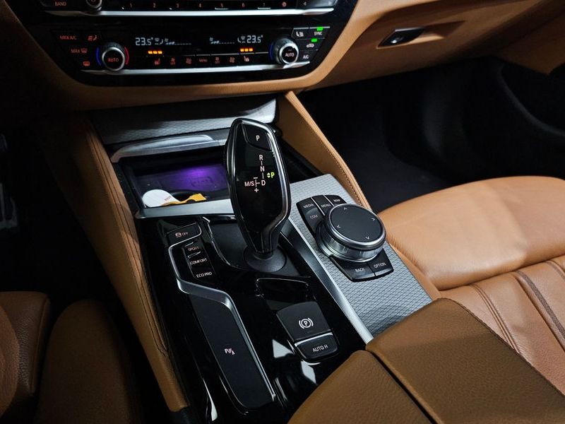 2018 BMW 5 Series 530i xDrive M Sport Package photo 9