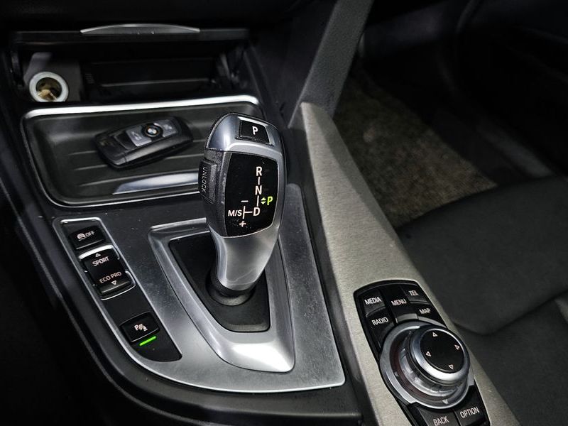 2013 BMW 3 Series 320d photo 9