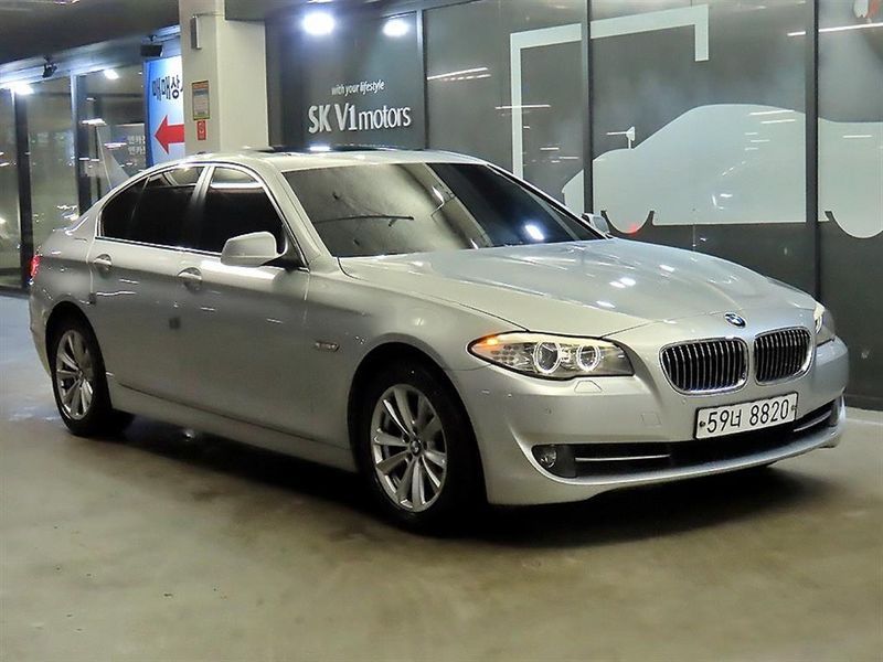 2012 BMW 5 Series 520d photo 1