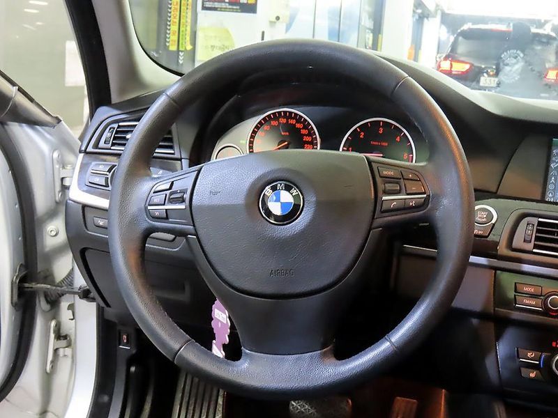 2012 BMW 5 Series 520d photo 8