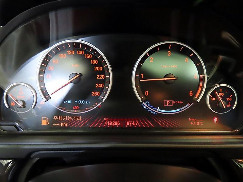 2012 BMW 5 Series 520d photo 9