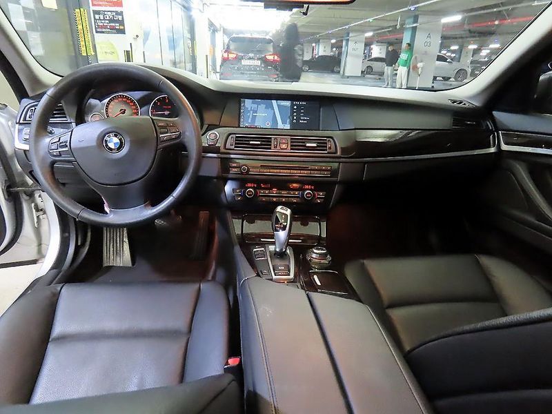 2012 BMW 5 Series 520d photo 10