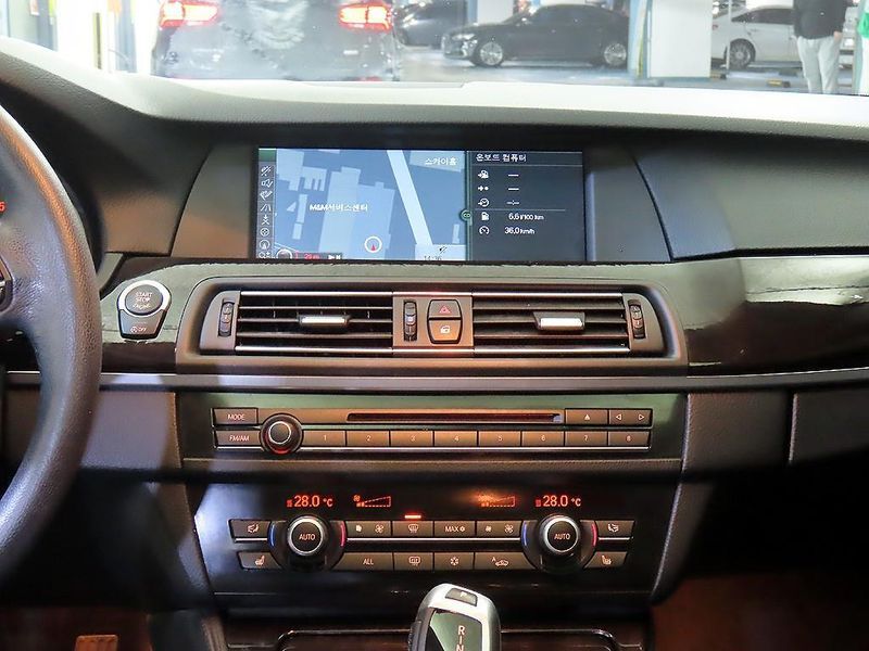 2012 BMW 5 Series 520d photo 11